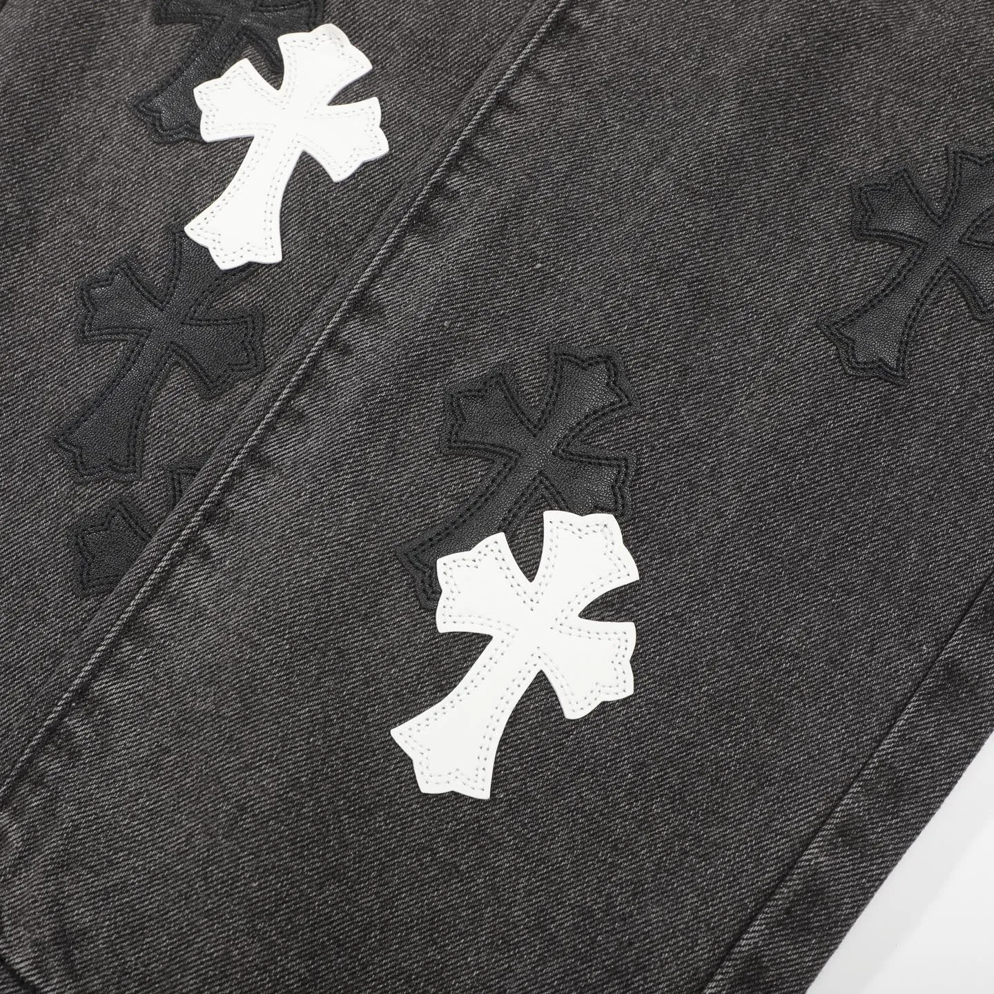 P280 Chrome Hearts city-limited flame black and white leather jeans need to be washed after the finished product is disassembled and hand-made with sheepskin cross leather and then spliced ​​together. The whole piece has too many craftsmanship to explain. The cabinet price is 34W+, the patchwork is decorated with cross flowers, and the high-waisted washed jeans! ! Absolutely high-end luxury products, 8W+ level god-level single products, super popular products, made with top heavy industry, a magic weapon that cannot be missed. About Kroxin This is an extremely luxurious fashion brand, which can also be called the aristocrats of the high street. It has always been an exclusive brand for some hipsters or rich second generation. Compared with ordinary high streets, it is more luxurious and noble. Compared with luxury brands, it has a more fashionable personality and has always been a brand that I have a special liking for. Size: 28 30 32 34 (corresponds to S-XL) Size chart: 28 Waist 76 Pants length 104 Hips 98 30 Waist 80 Pants length 105 Hips 102 32 Waist 84 Pants length 106 Hips 106 34 Waist 88 Pants length 107 Hips 110